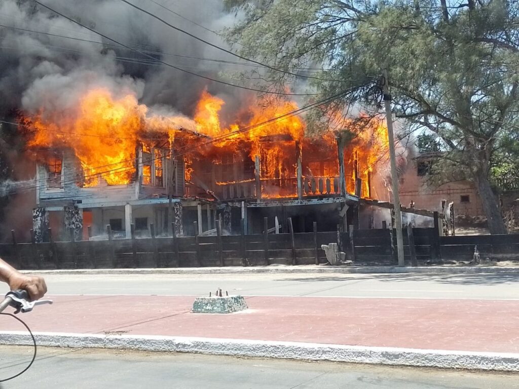 Incendio consume conocida casa de madera en Playa Miramar