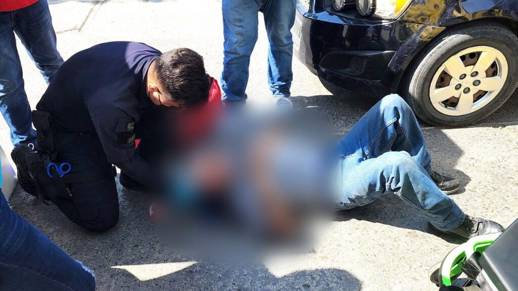 Ciclista borracho choca contra auto en Nuevo Laredo