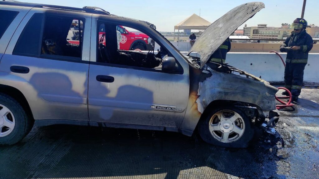 Se quema camioneta sobre el Puente II en Nuevo Laredo