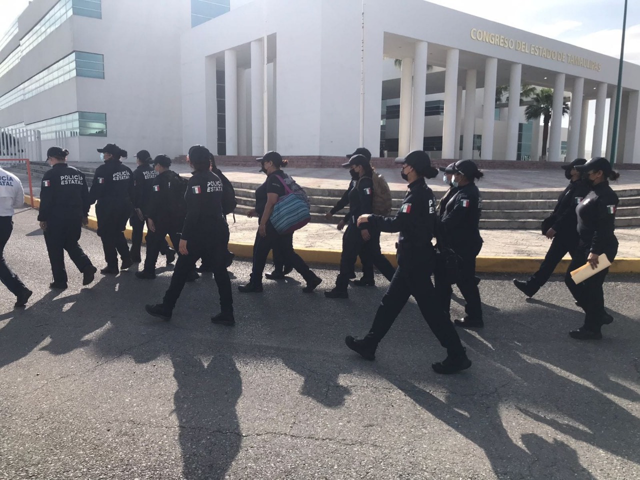 Gobierno de Cabeza de Vaca ordena sitiar Congreso, policías estatales irrumpen y hostigan a oposición