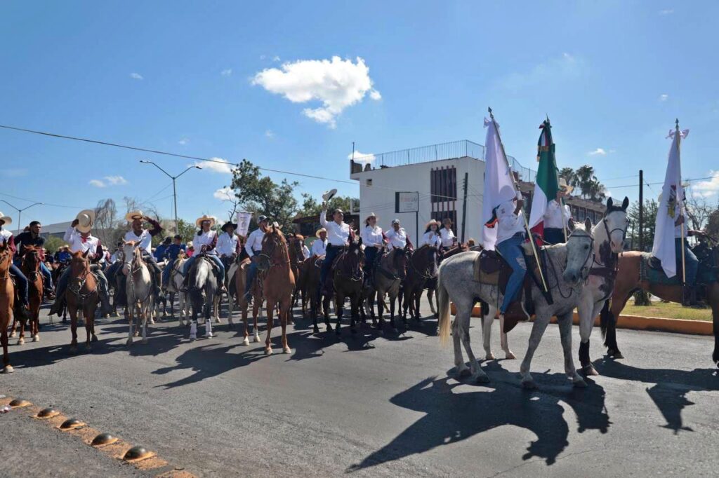 Cabalgantes celebran con orgullo ser neolaredenses