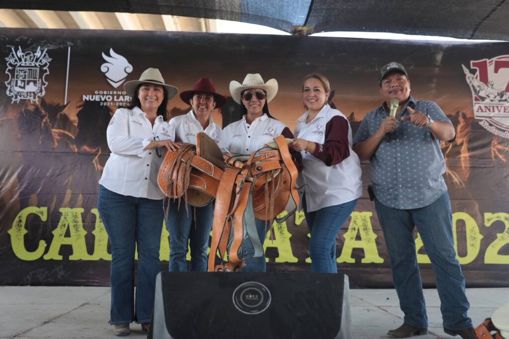 Cabalgantes celebran con orgullo ser neolaredenses