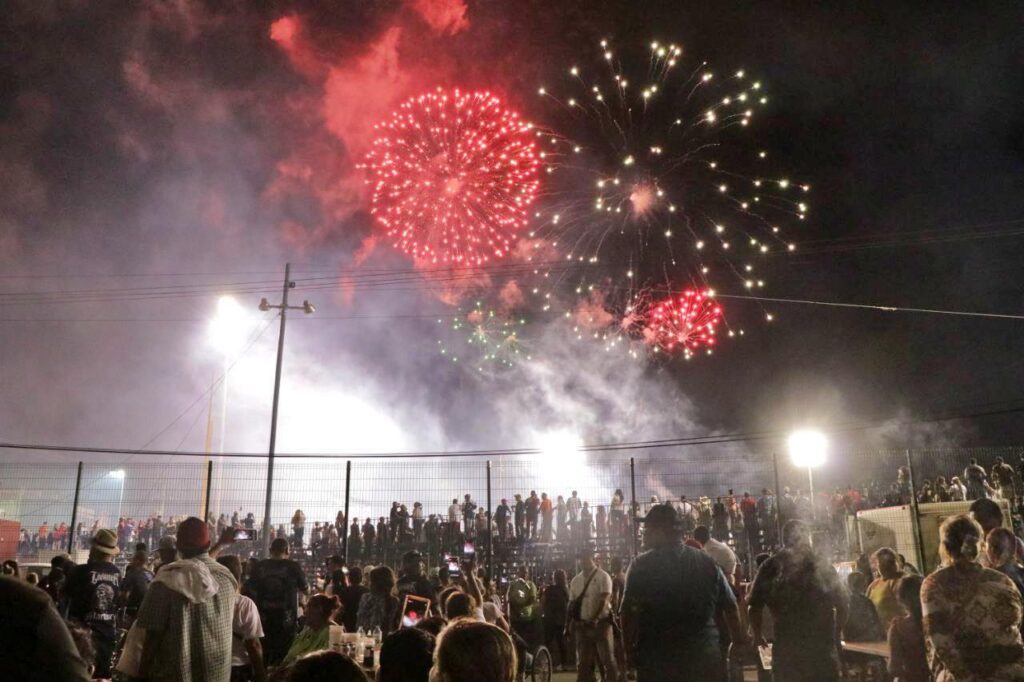 Neolaredenses disfrutan en familia festejos de aniversario