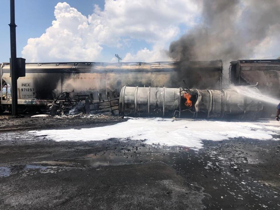 Explota pipa al chocar con tren en Ciudad Victoria