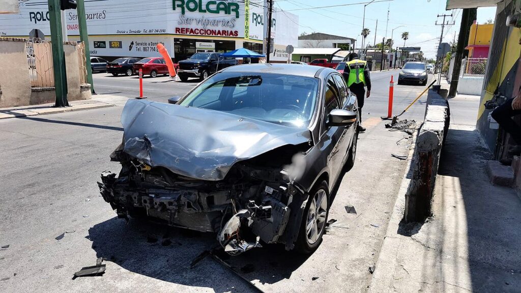 Dos heridos tras aparatoso choque en Nuevo Laredo