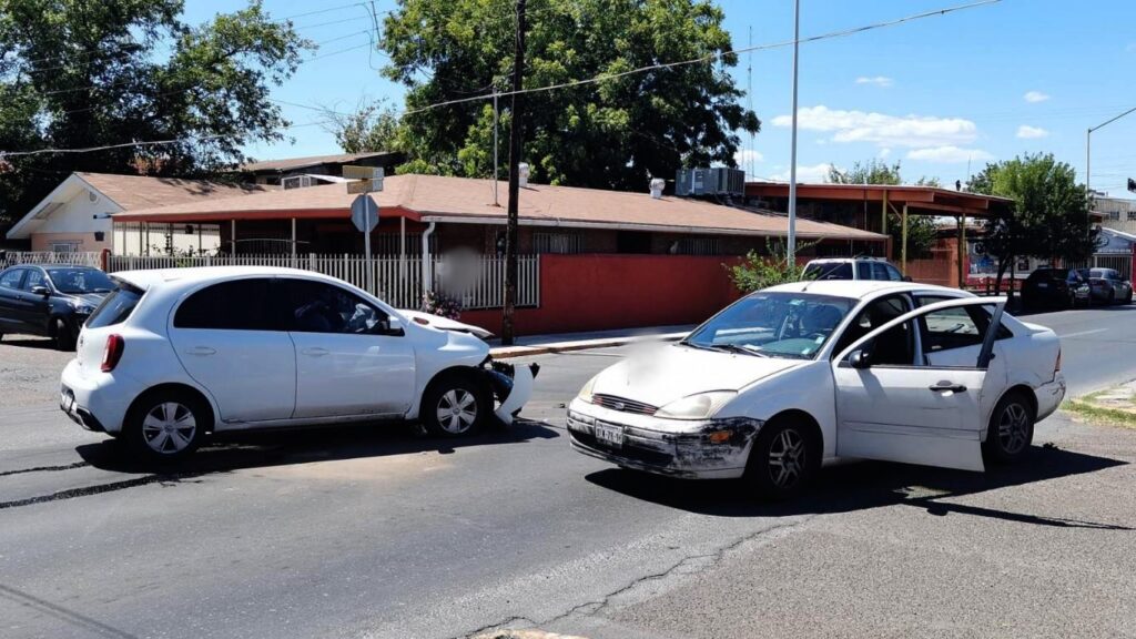 Lo chocan tras invadir vía en Nuevo Laredo y acaba en el hospital