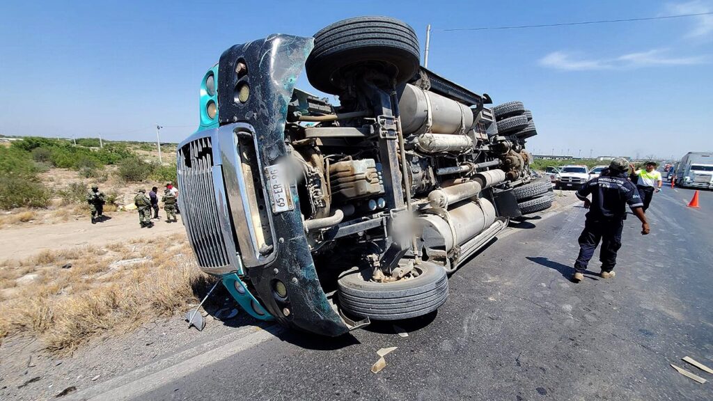 Los vence el peso y se vuelca chofer y copiloto en Nuevo Laredo