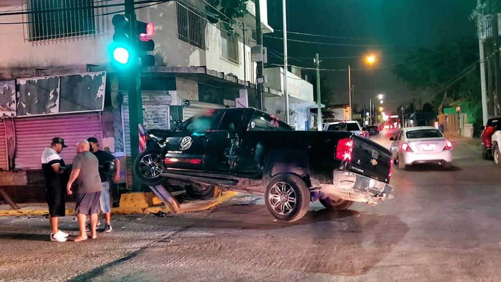 Provoca aparatoso choque en Nuevo Laredo y se da a la fuga