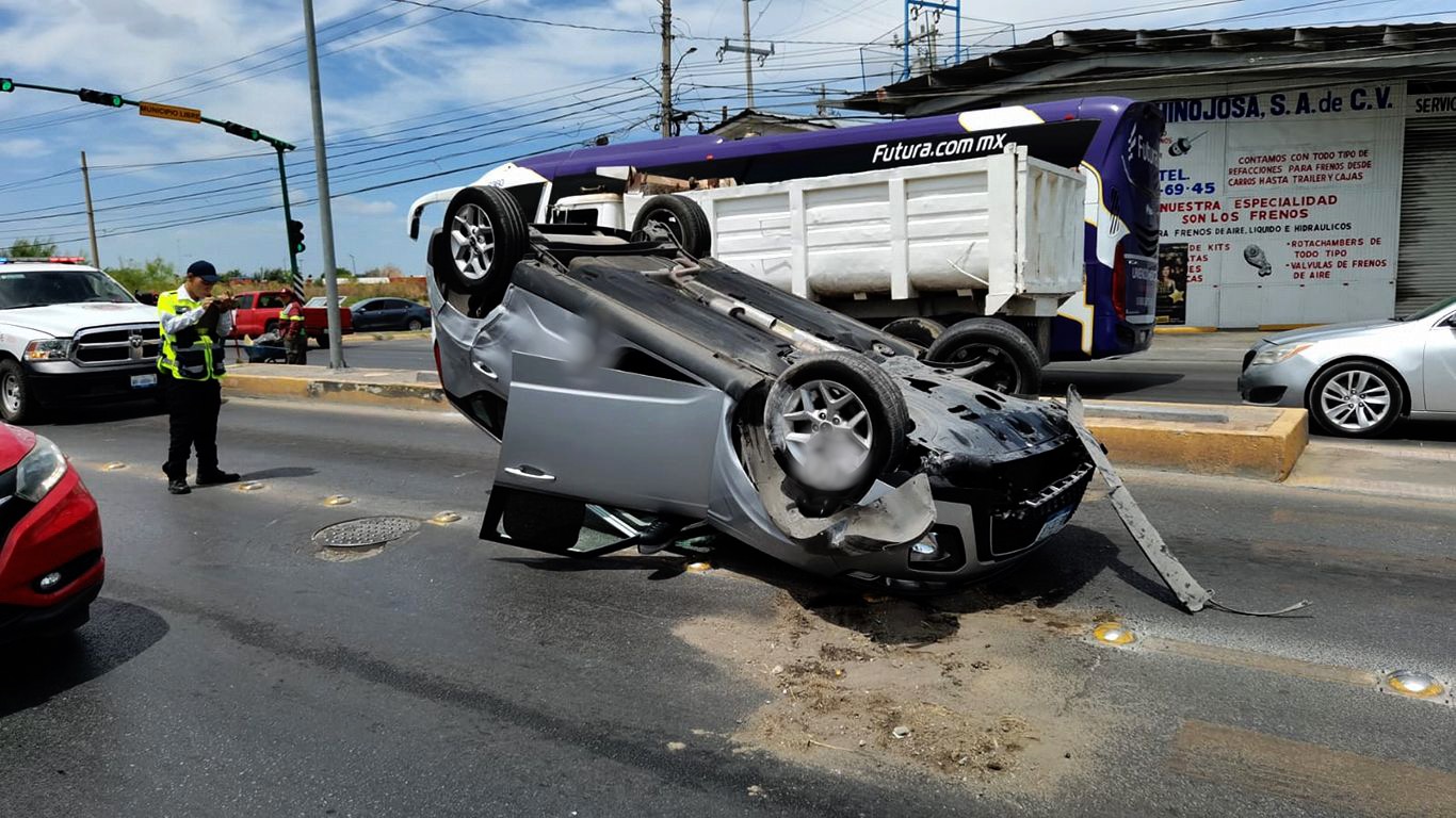 Se registra choque con volcadura en calles de Nuevo Laredo