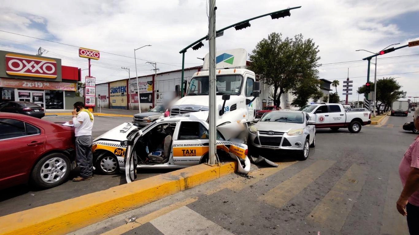 Tráiler provoca choque múltiple en Nuevo Laredo