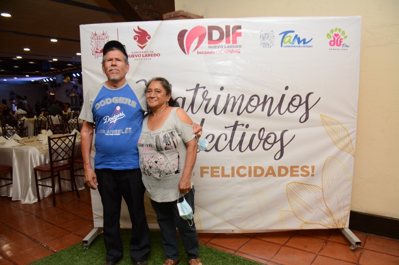 DIF Nuevo Laredo cumple sueño de pareja con más de 40 años juntos