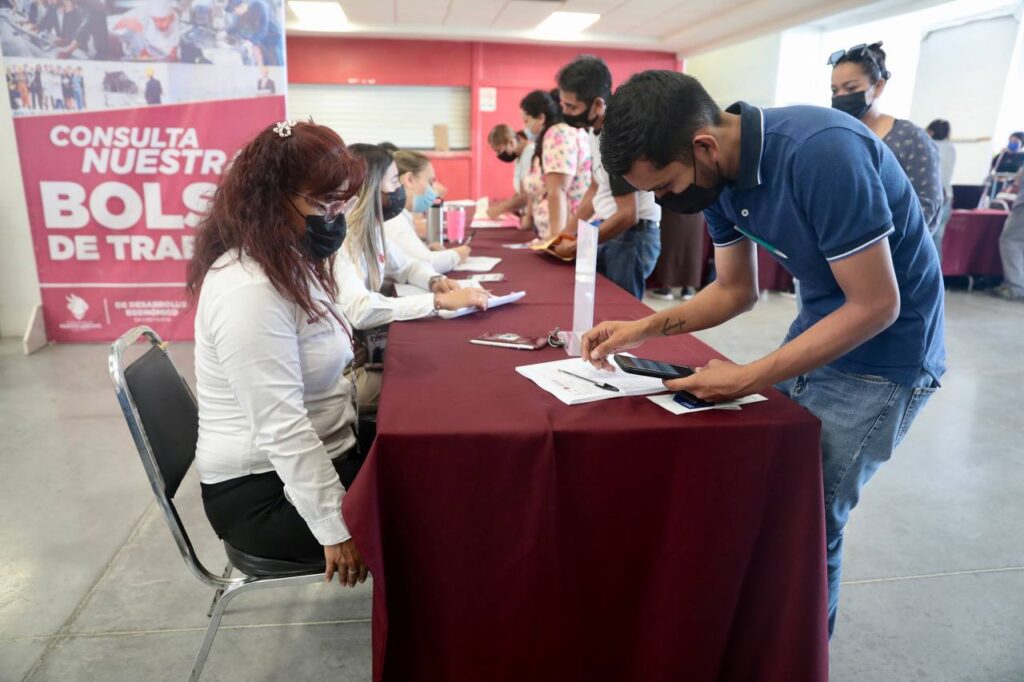 Aprovechan neolaredenses segunda Feria de la Industria Maquiladora