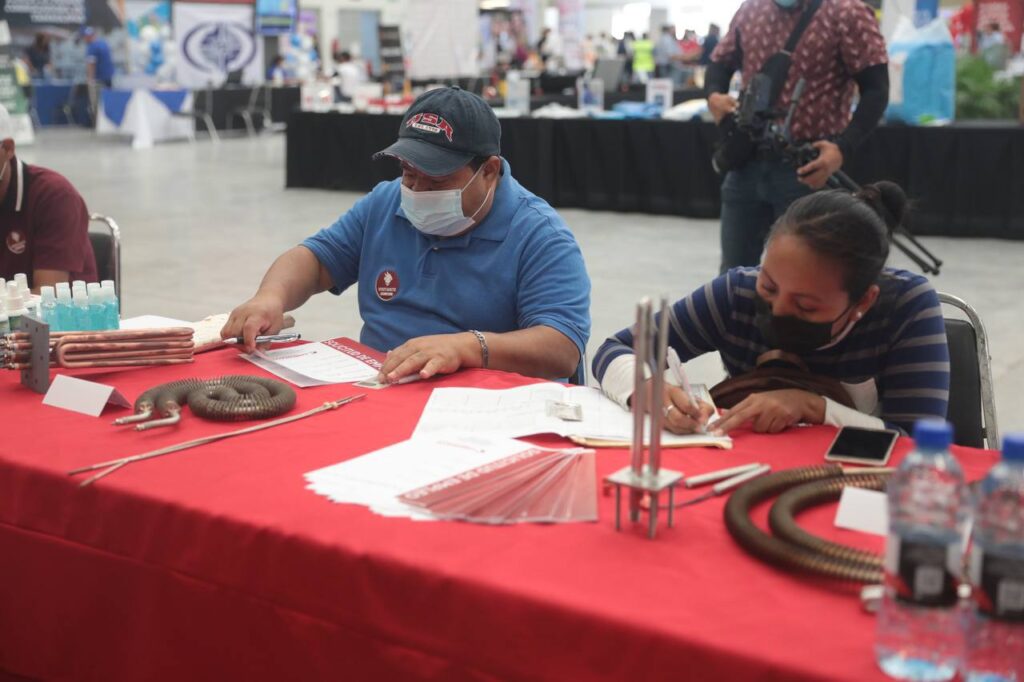 Aprovechan neolaredenses segunda Feria de la Industria Maquiladora