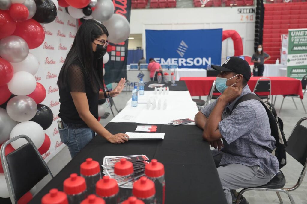 Aprovechan neolaredenses segunda Feria de la Industria Maquiladora