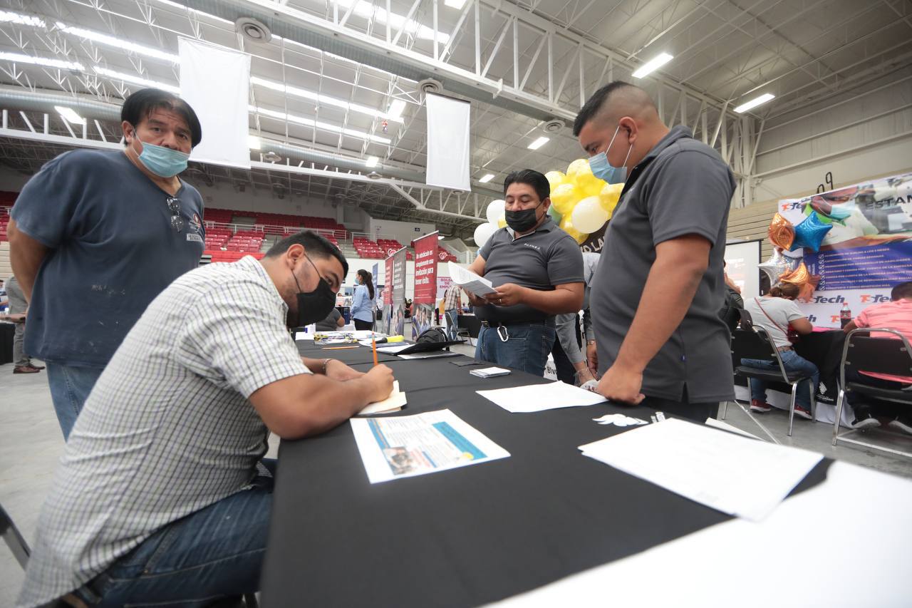 Aprovechan neolaredenses segunda Feria de la Industria Maquiladora