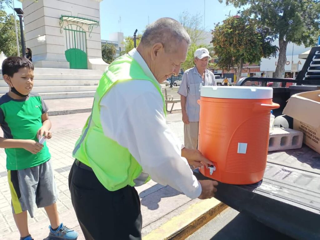 Gobierno de Nuevo Laredo atiende a ciudadanía con puestos de hidratación móviles