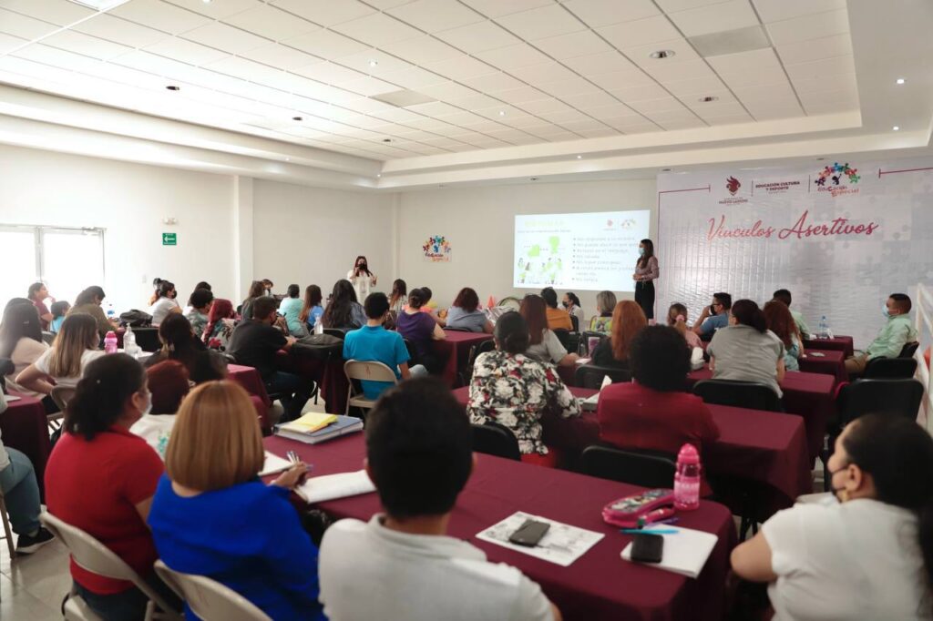 Imparten a docentes taller sobre autismo en estudiantes