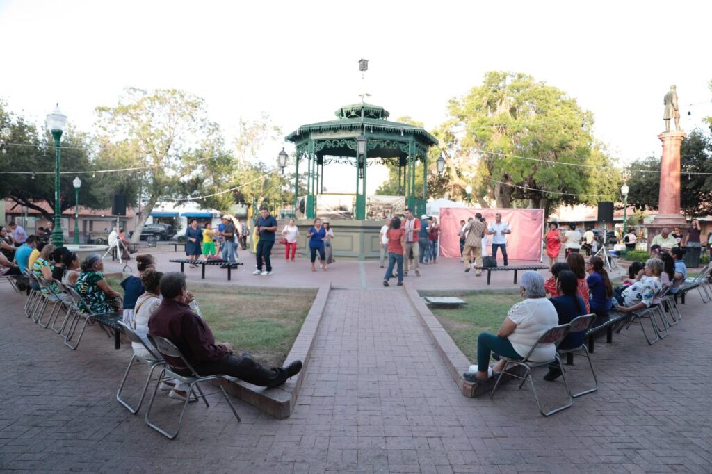 Disfrutan neolaredenses de Tardes de Danzón