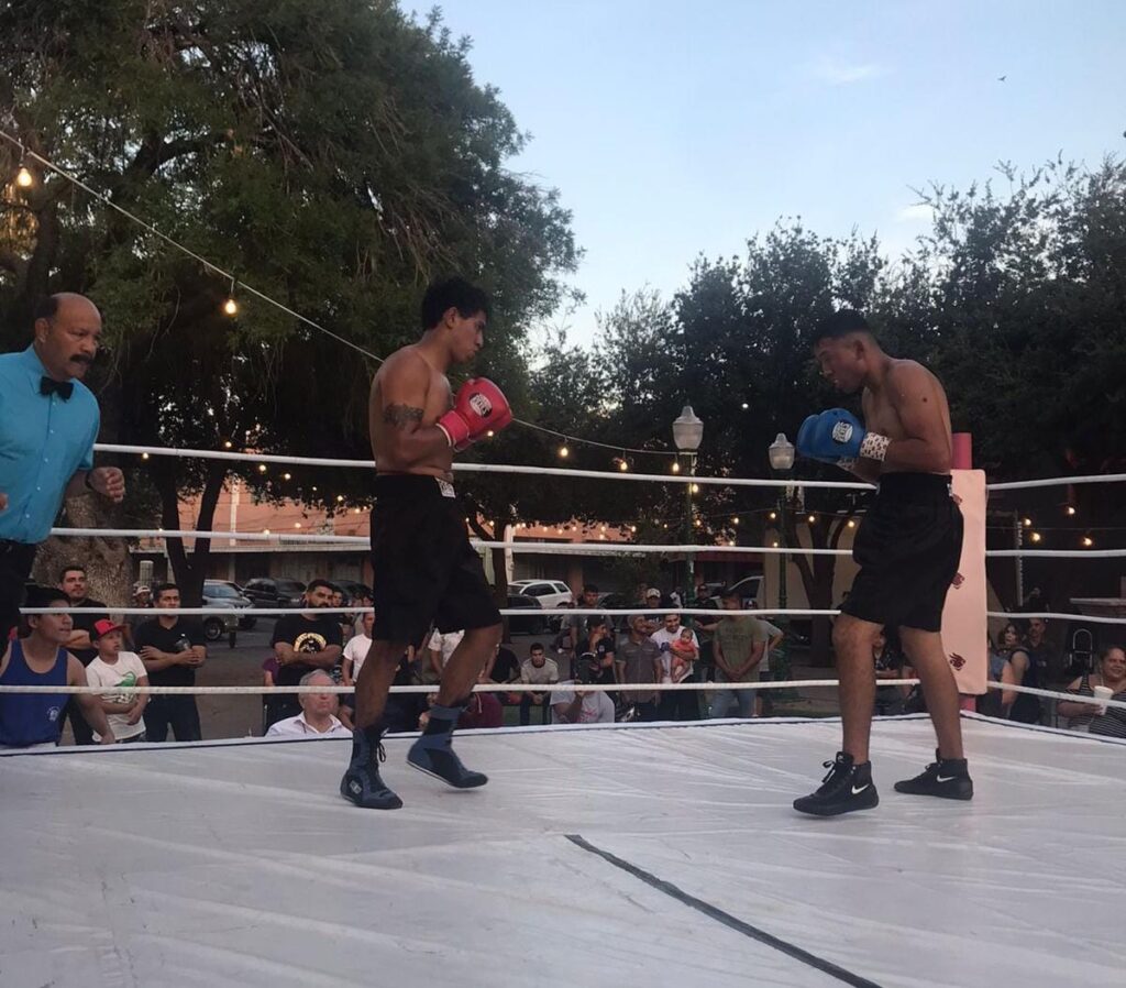 Se divierten neolaredenses en Tarde de Boxeo