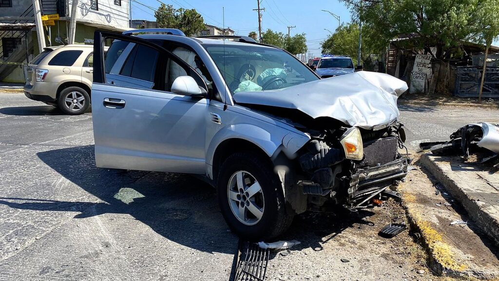 Una mujer y 2 menores lesionados en choque con volcadura en Nuevo Laredo