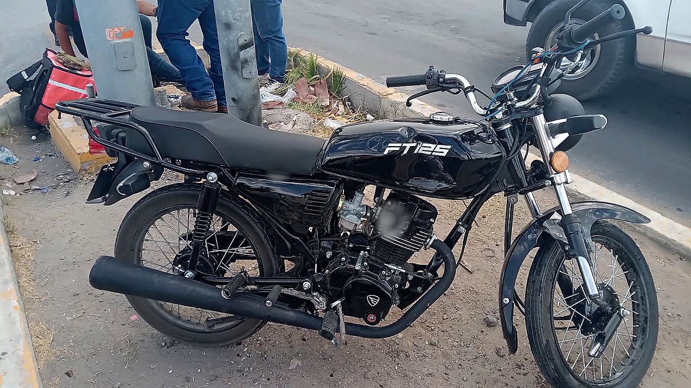 Motociclista se queda sin frenos y choca contra camioneta en Nuevo Laredo