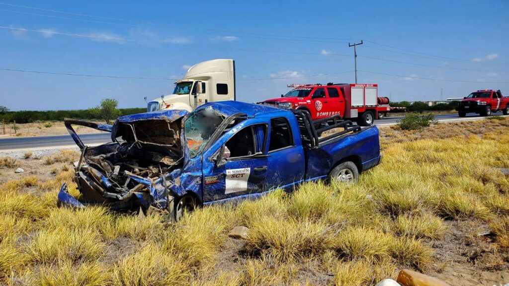 Resulta herido tras volcar su camioneta sobre el Libramiento Mex II en Nuevo Laredo