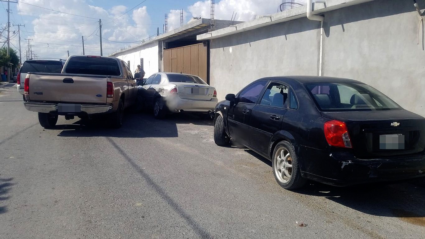 Choca contra dos autos estacionados por conducir ebrio en Nuevo Laredo