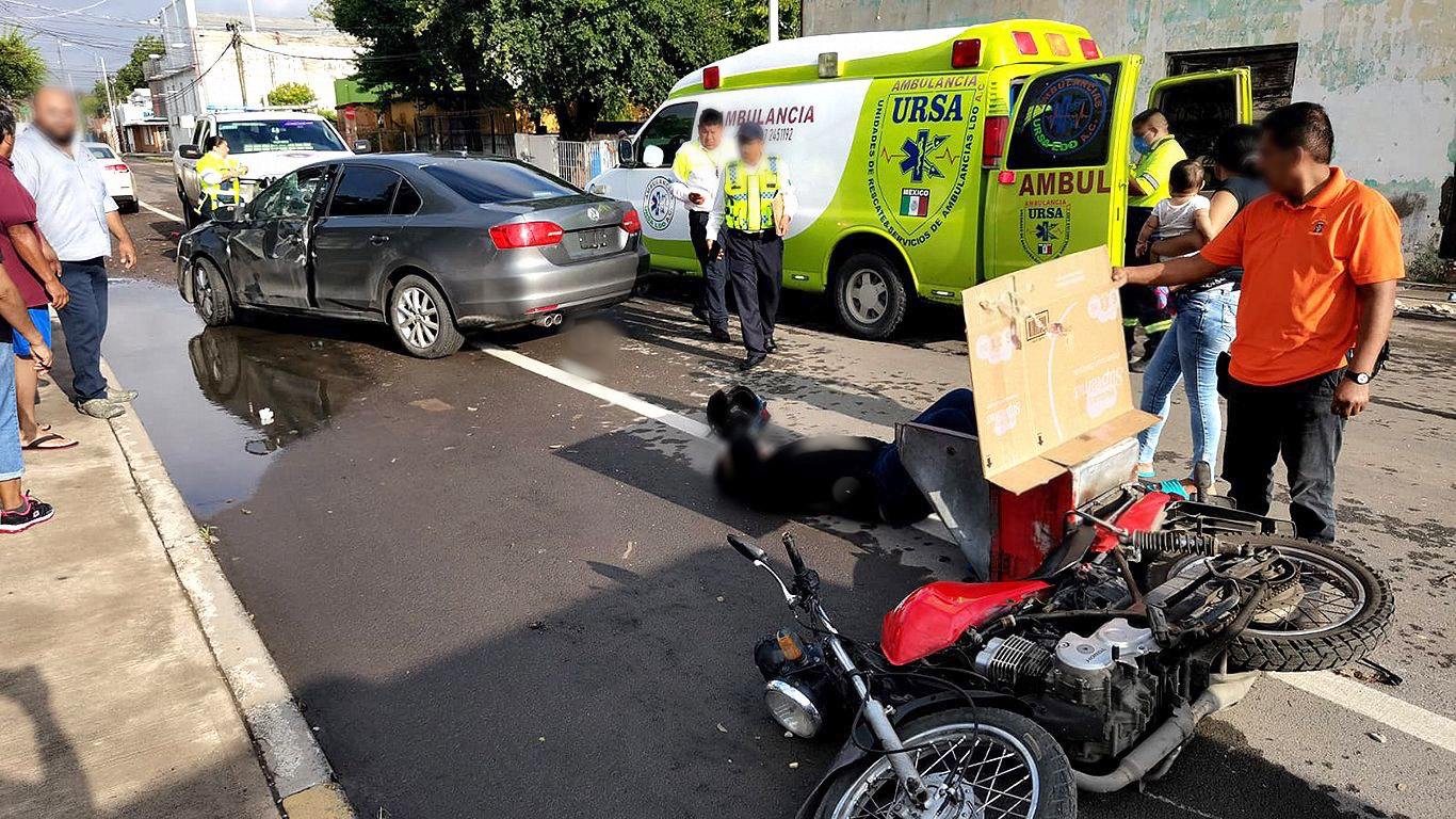 Choque de moto contra auto deja dos heridos en Nuevo Laredo