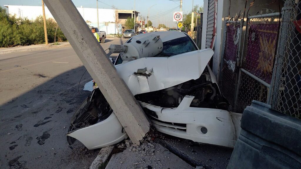 Conductor choca contra poste y derriba transformador en Nuevo Laredo