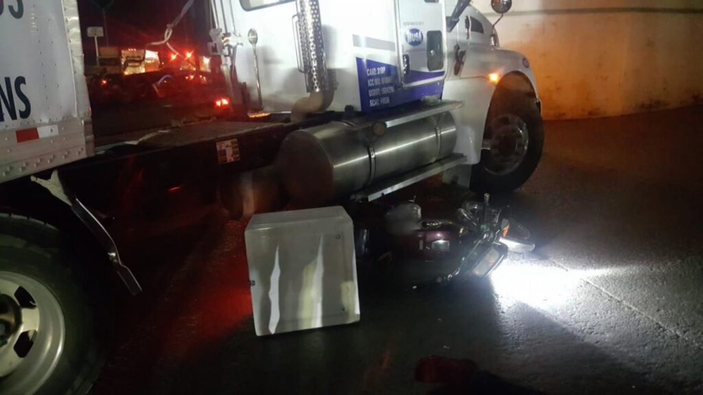 Motociclista resulta herido tras chocar contra tráiler en Nuevo Laredo