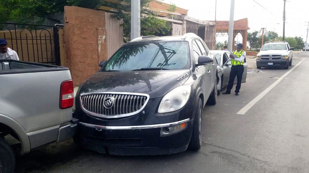 Por manejar ebrio choca contra dos camionetas en Nuevo Laredo