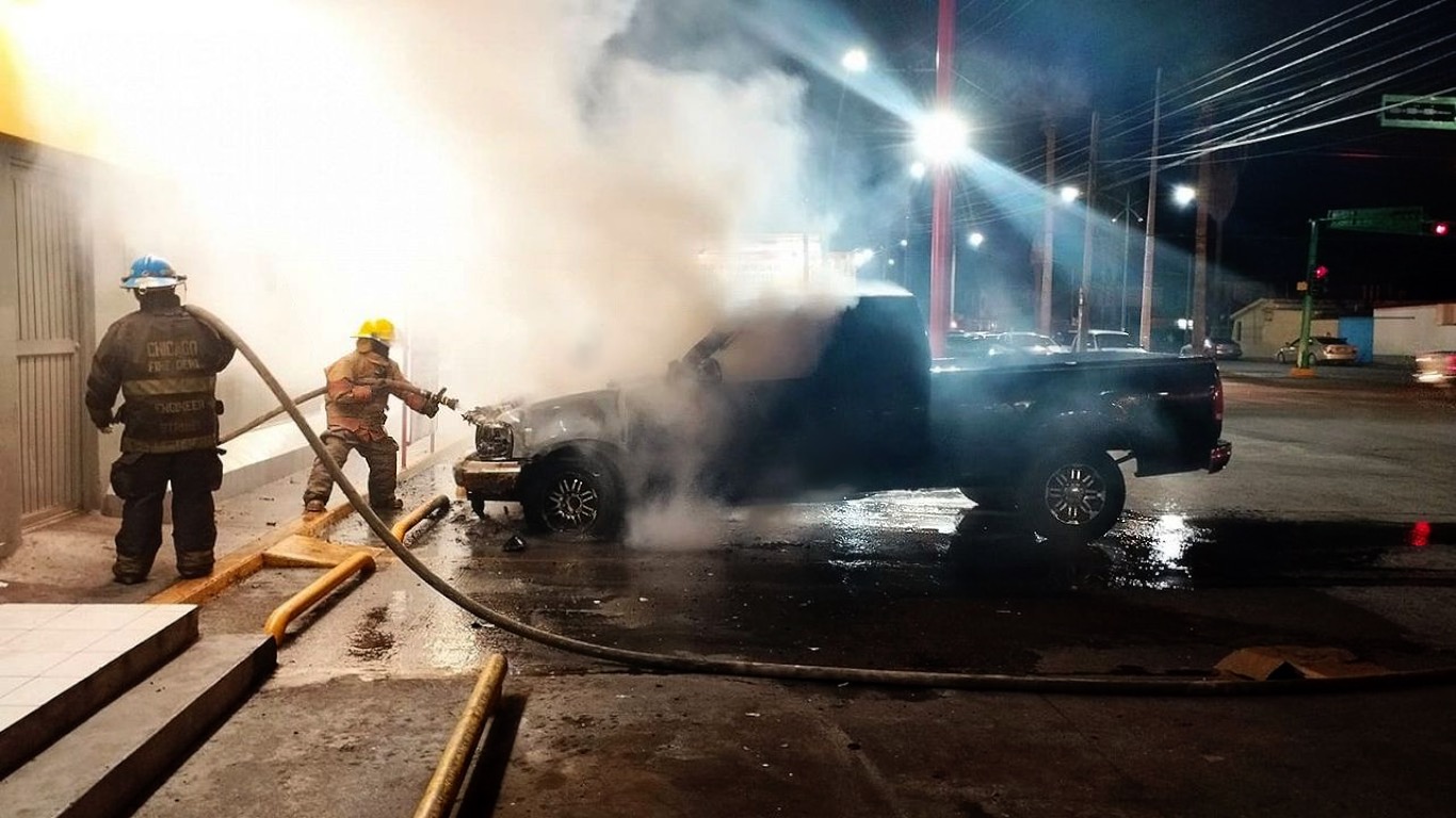 Se incendia camioneta afuera de un OXXO en Nuevo Laredo