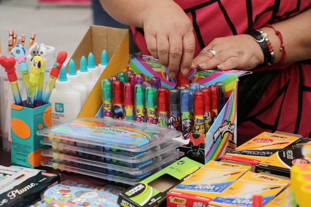 Neolaredenses aprovechan bazar “Back to School” para adquirir material escolar a bajo costo