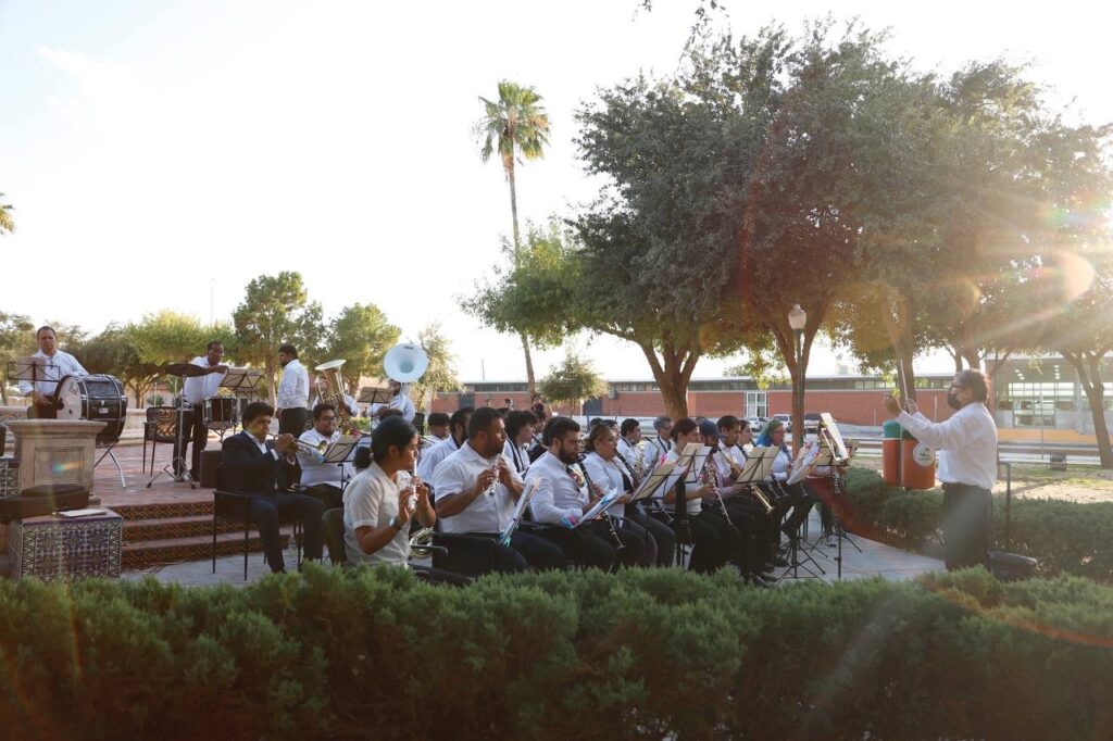 Disfrutan neolaredenses música en vivo en la Plaza Primero de Mayo