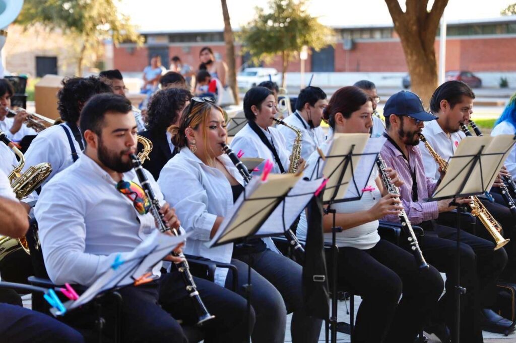 Disfrutan neolaredenses música en vivo en la Plaza Primero de Mayo