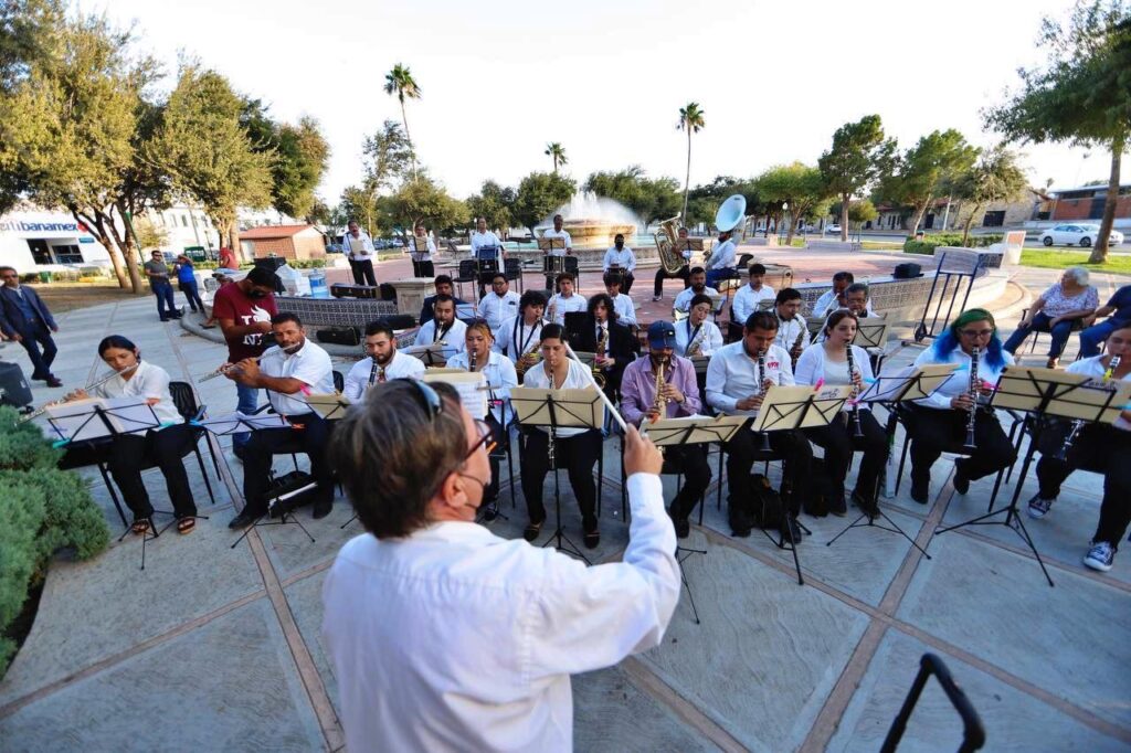 Disfrutan neolaredenses música en vivo en la Plaza Primero de Mayo