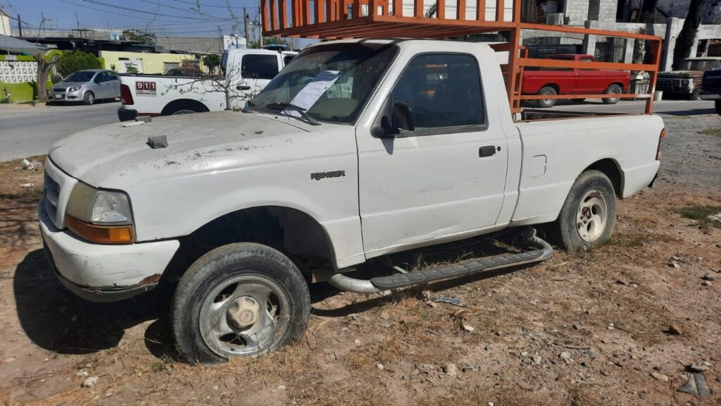 Retiran de la vía pública vehículos abandonados en Nuevo Laredo