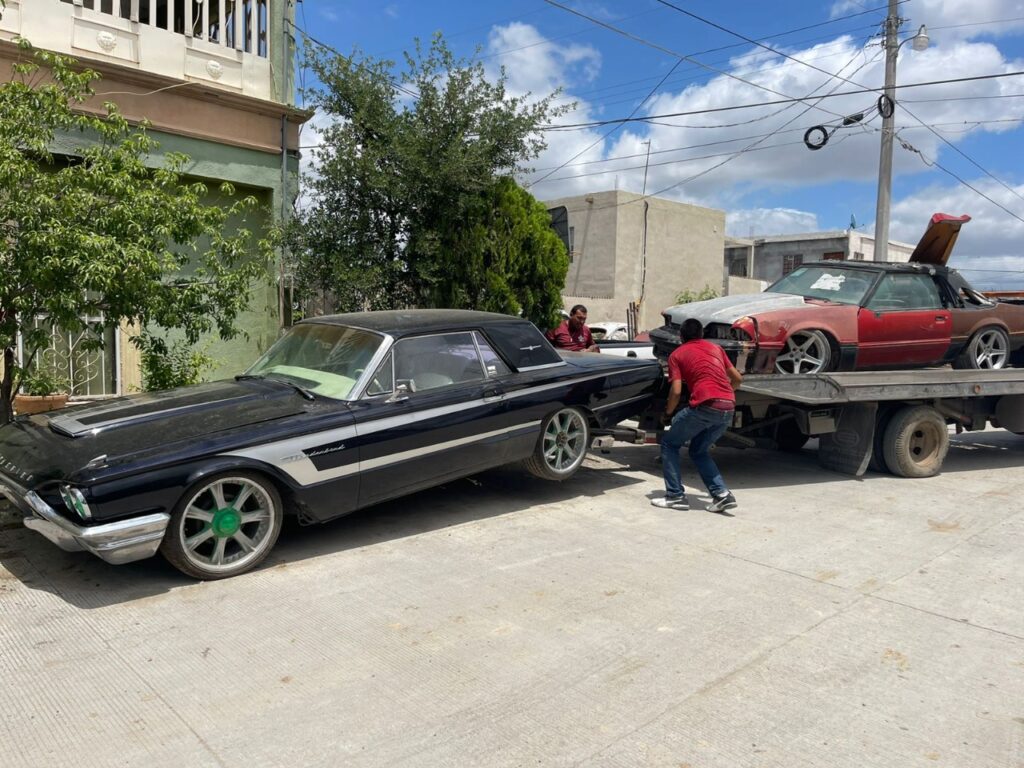 Retiran de la vía pública vehículos abandonados en Nuevo Laredo