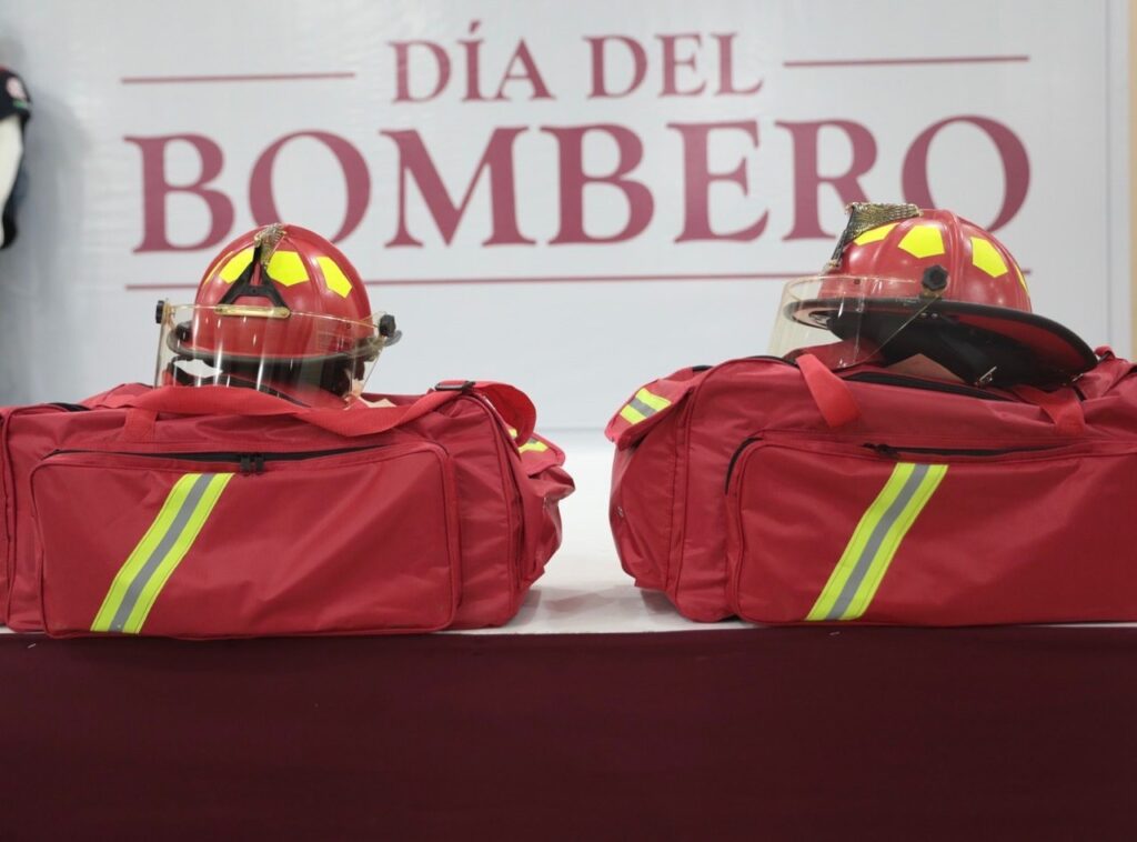 Reconoce Gobierno de Nuevo Laredo a Bomberos y entrega nuevo equipamiento