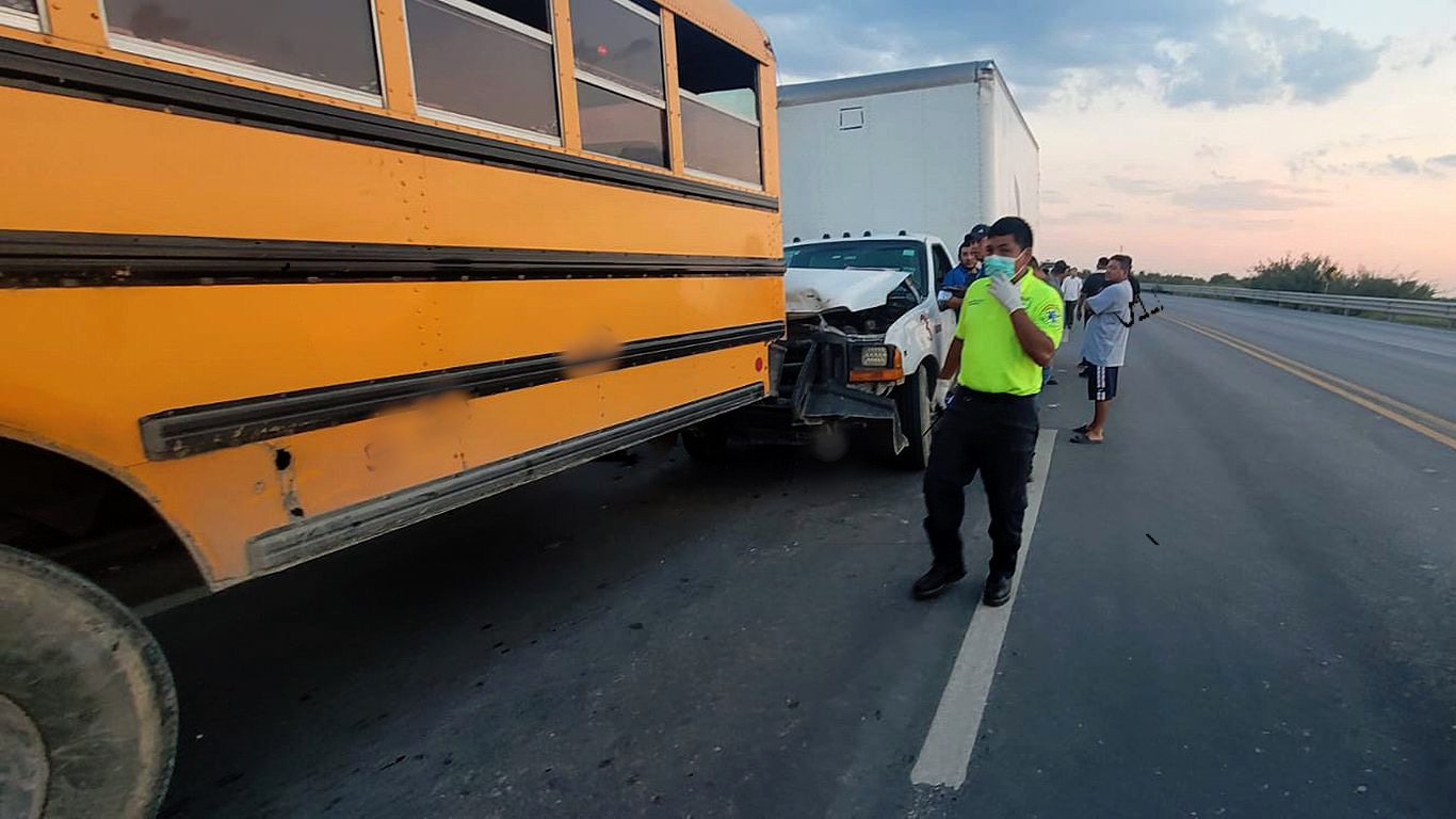 Camión se estrella contra autobús de transporte en Nuevo Laredo