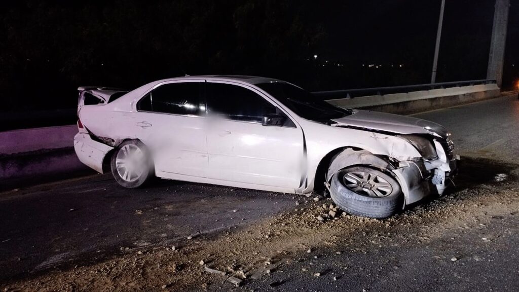 Choca contra muro de contención y resulta herido en Nuevo Laredo