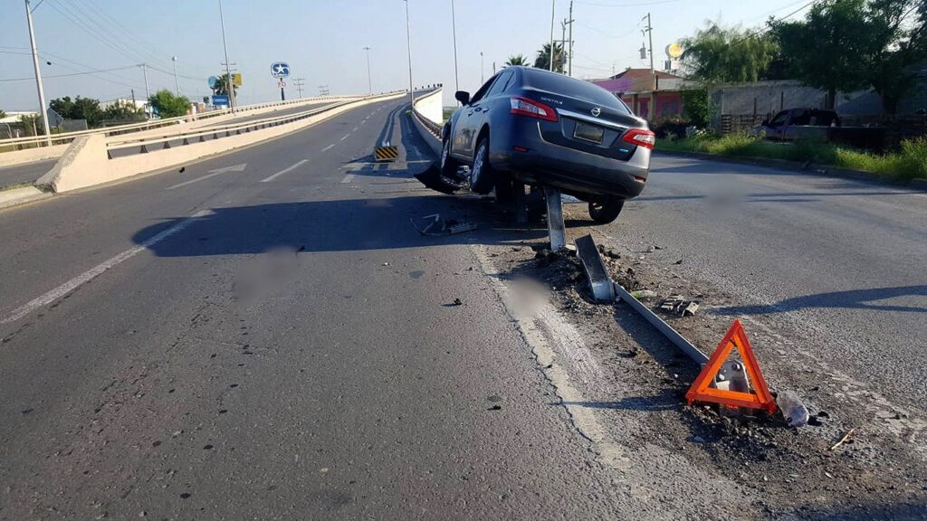 Se ensarta en barandal al intentar esquivar tráiler en Nuevo Laredo