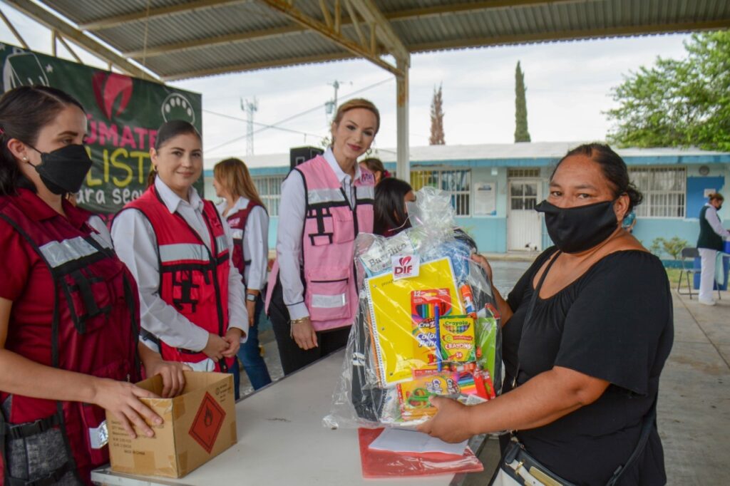 Beneficia DIF Nuevo Laredo a más de 2 mil alumnos de primaria con mochila y útiles escolares