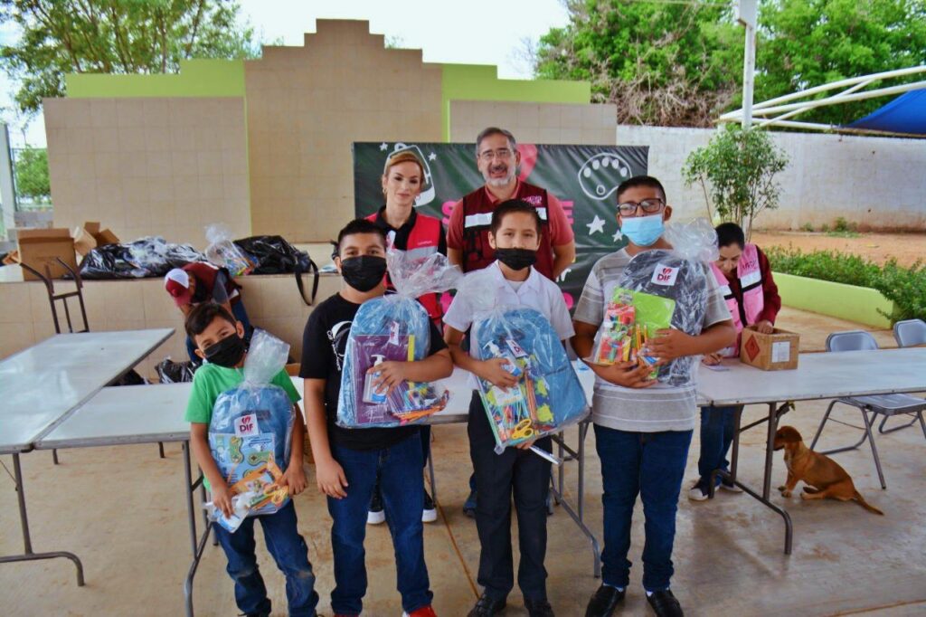 Beneficia DIF Nuevo Laredo a más de 2 mil alumnos de primaria con mochila y útiles escolares