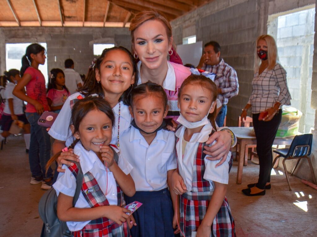 Beneficia DIF Nuevo Laredo a más de 2 mil alumnos de primaria con mochila y útiles escolares