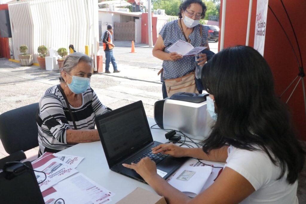 Aprovechan neolaredenses descuentos en negocios locales con la Tarjeta Haciendo Comunidad