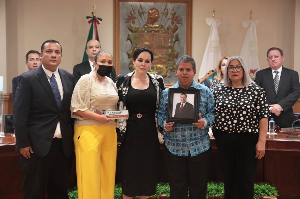 Cabildo de Nuevo Laredo rinde homenaje al regidor Jorge Valdez