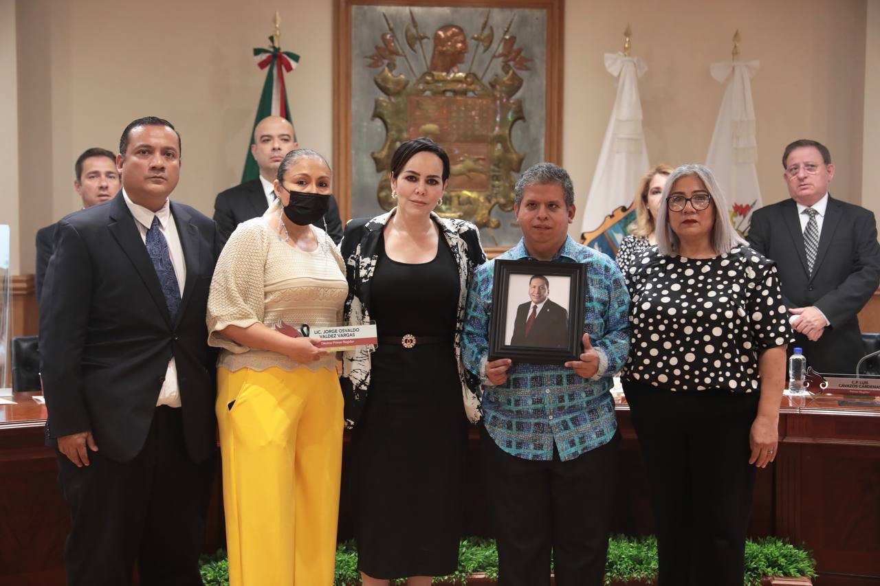 Cabildo de Nuevo Laredo rinde homenaje al regidor Jorge Valdez