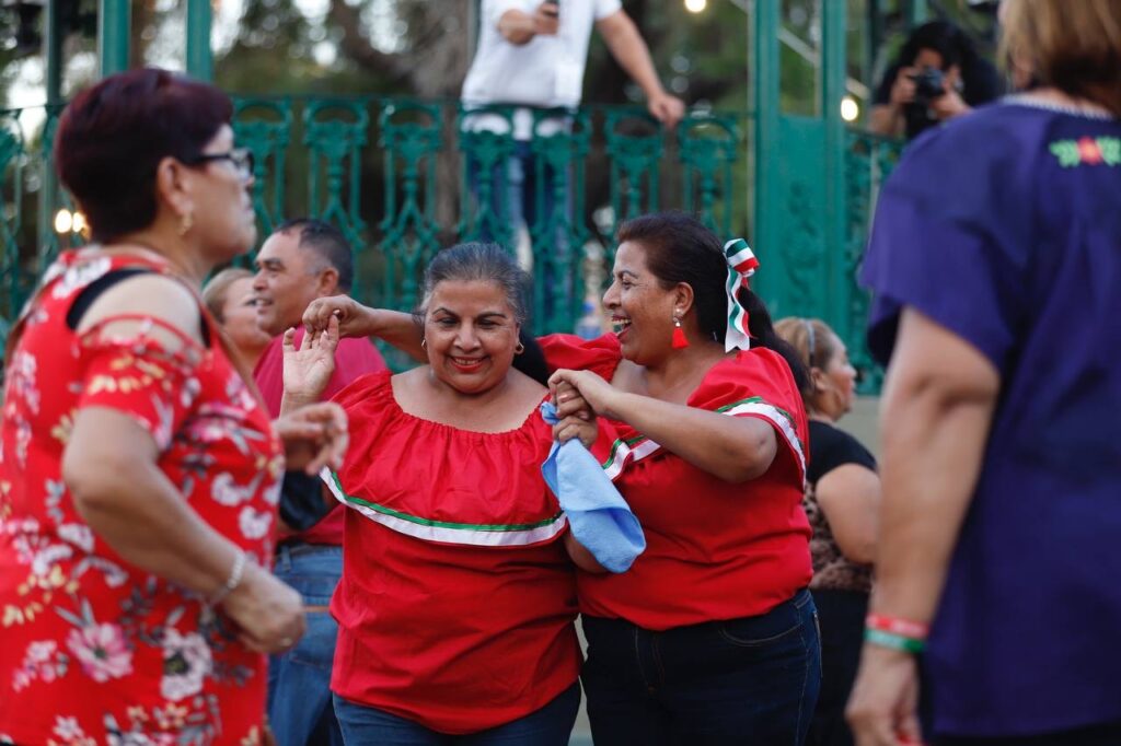 Agradecen neolaredenses los Viernes de Danzón