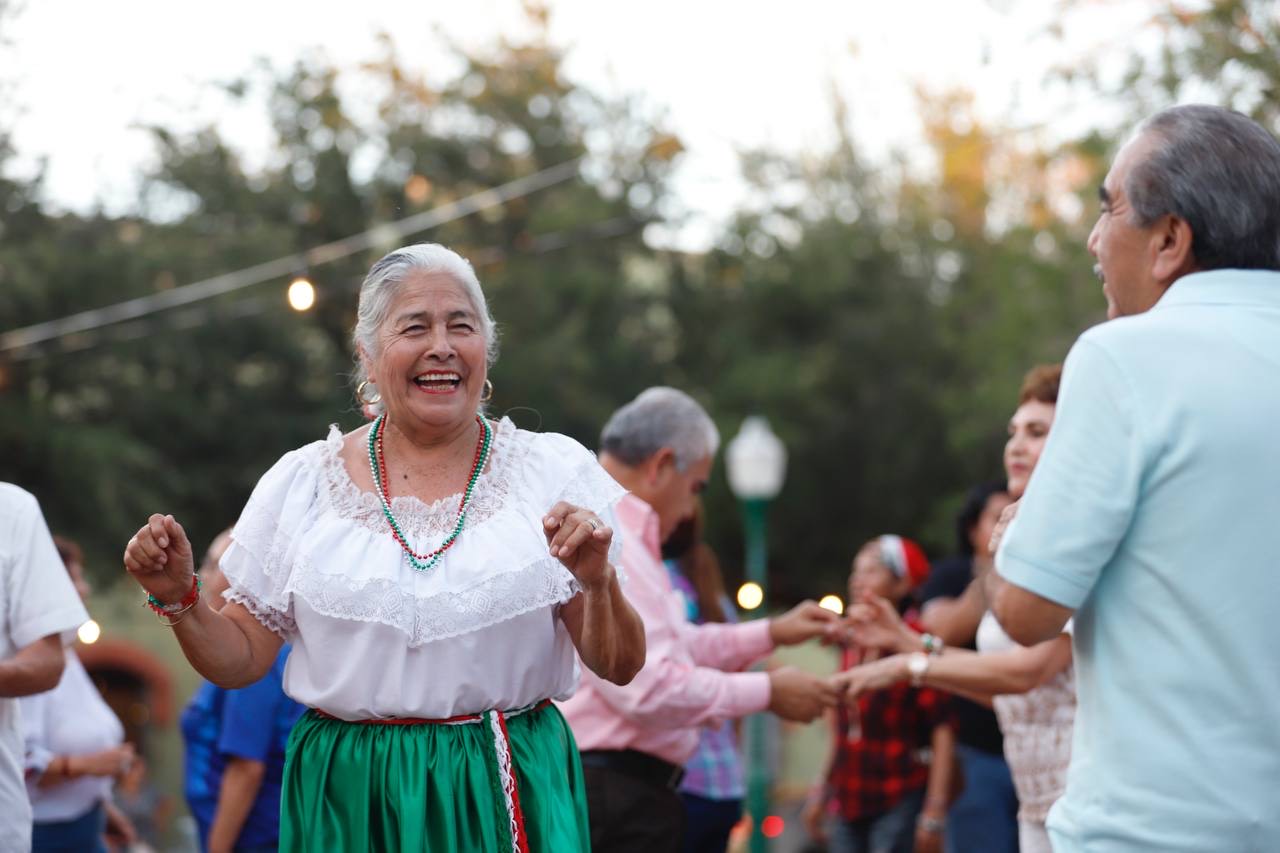 Agradecen neolaredenses los Viernes de Danzón